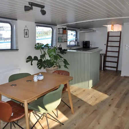 Private On Houseboat Homestay *